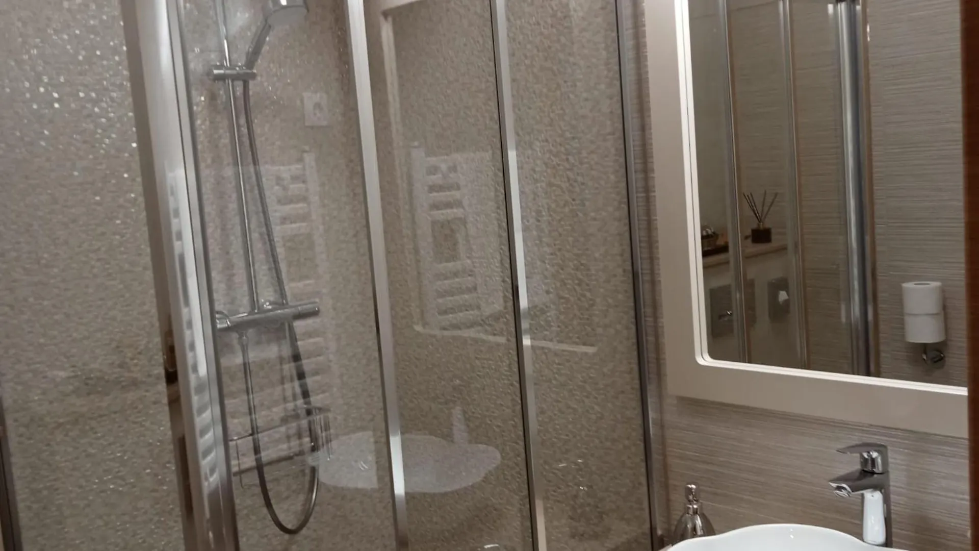 Elegant Suite - Titan Park Bucureşti 0*,